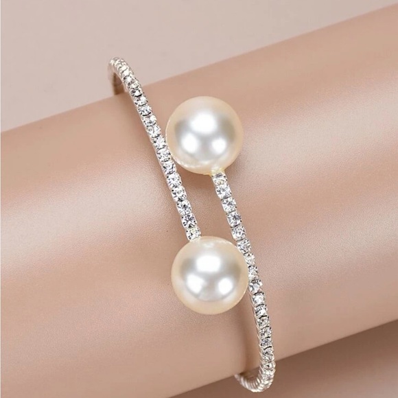 Rhinestone & Faux Pearl Decor Cuff
Bangle - Picture 4 of 4